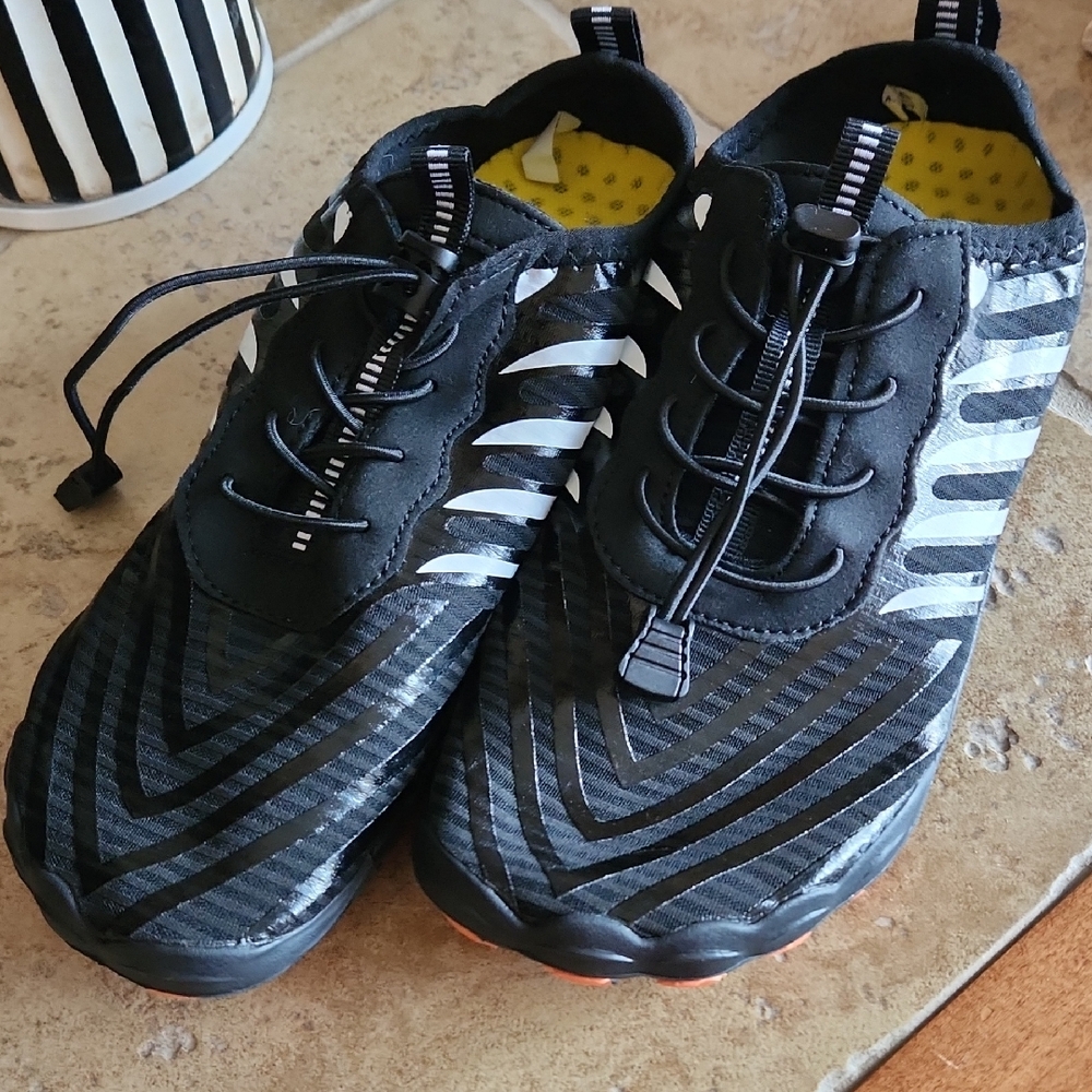 BareFoot Type Black and White Striped Lightweight Shoe Size 40